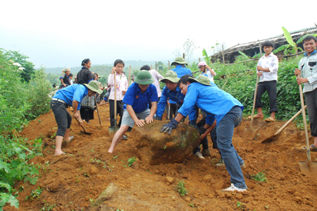 Năm 2011, tuổi trẻ Yên Bái đã tham gia cùng nhân dân các xã vùng cao hai huyện Mù Cang Chải và Trạm Tấu làm đường giao thông về thôn bản.
(Ảnh: Anh Hải)